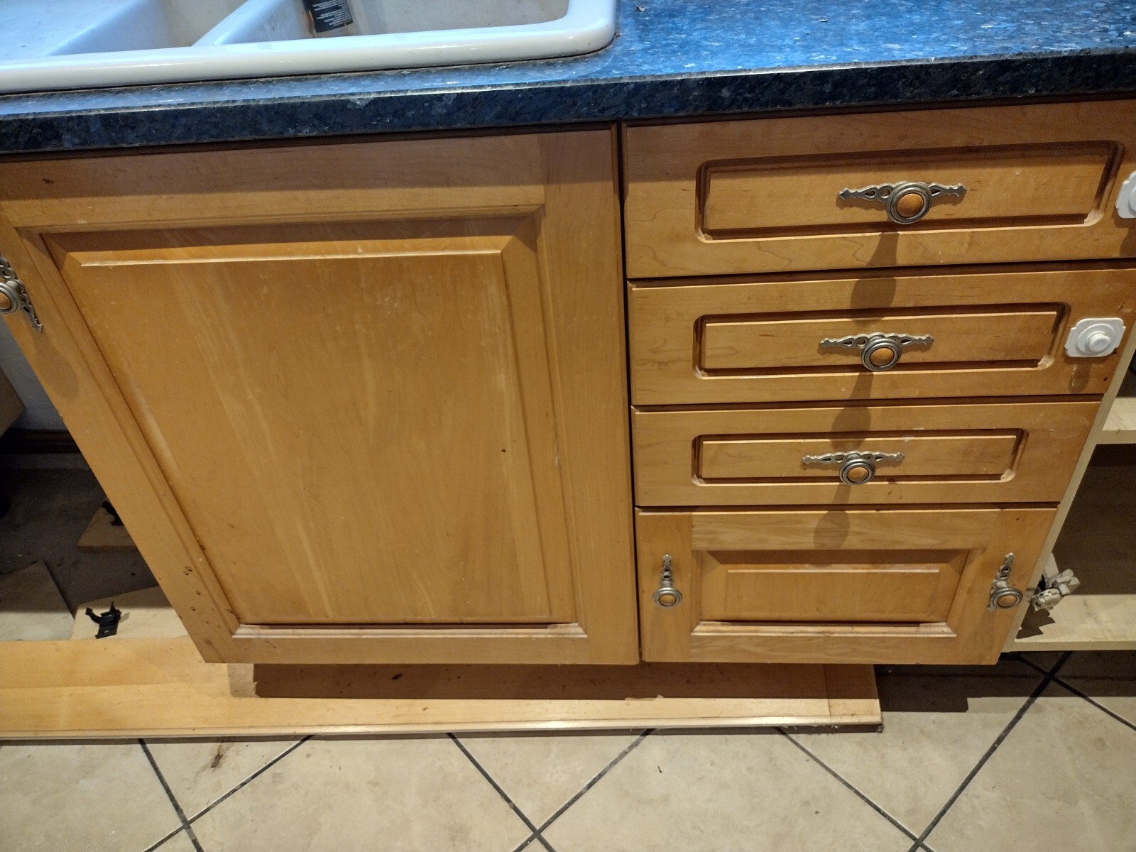solid wood kitchen cupboard doors and drawers with handles and hinges