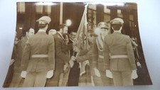 FIDEL CASTRO CUBA CUBAN PRESIDENT PRESENTING FLAG IN UNIFORM 1982 ORIG PHOTO