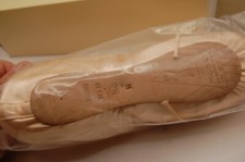 NIB Bloch Sonata Pointe Shoes 111.00 S0130L Color - pink satin 2.5 E Not Retur