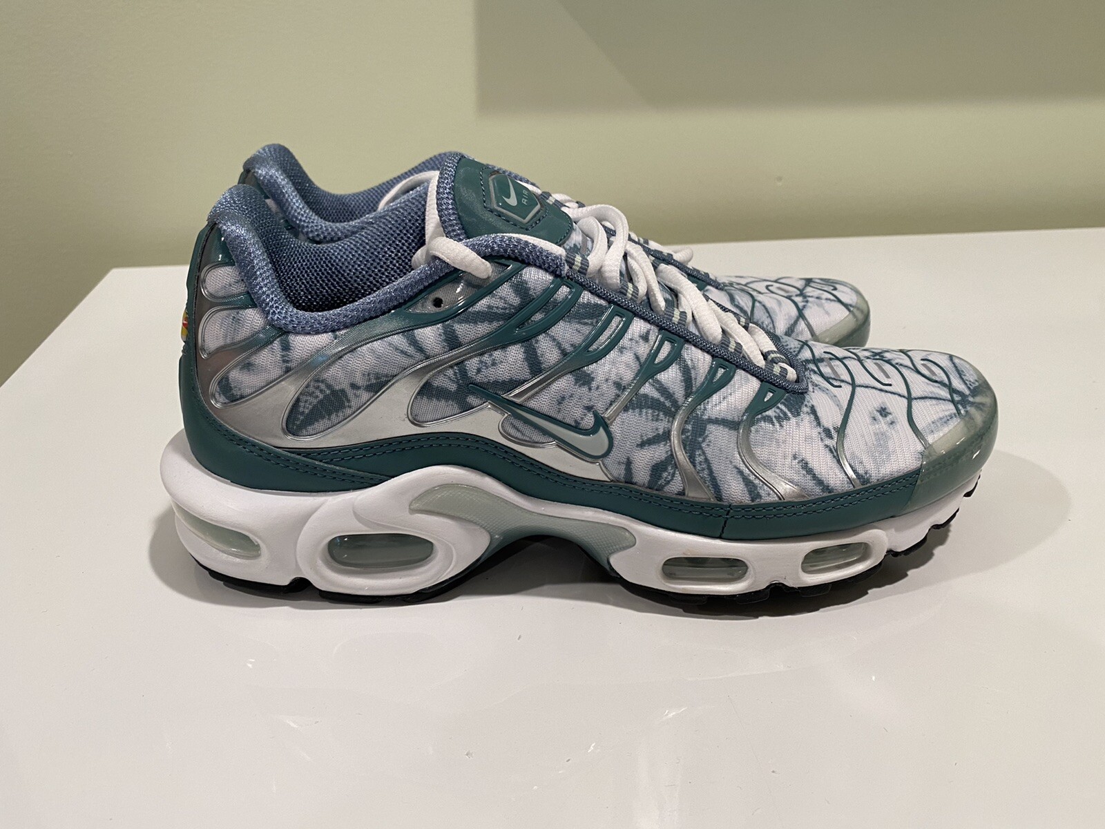 air max plus palm trees