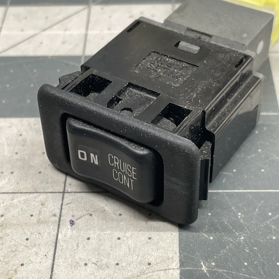 Interruptor de control de crucero Pathfinder Infiniti QX4 camioneta de carrocería dura Nissan D21 OEM Foto 2 de 4
