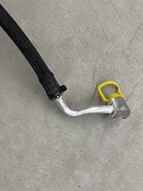 Cargador Challenger 300 2015-20 línea de descarga de aire acondicionado OEM# 68158881AA Foto 2 de 4