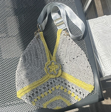 Damen Häkel-Schultertasche grau/gelb, Halbkr...