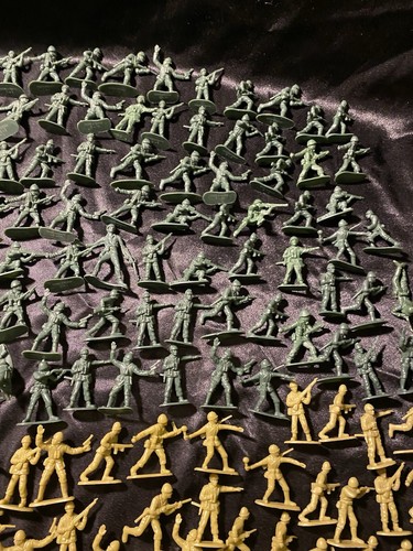 Vintage Lot Of 225 toy plastic Soldiers WWII LIGHT & DARK GREEN Plastic Army Men - Picture 3 of 8