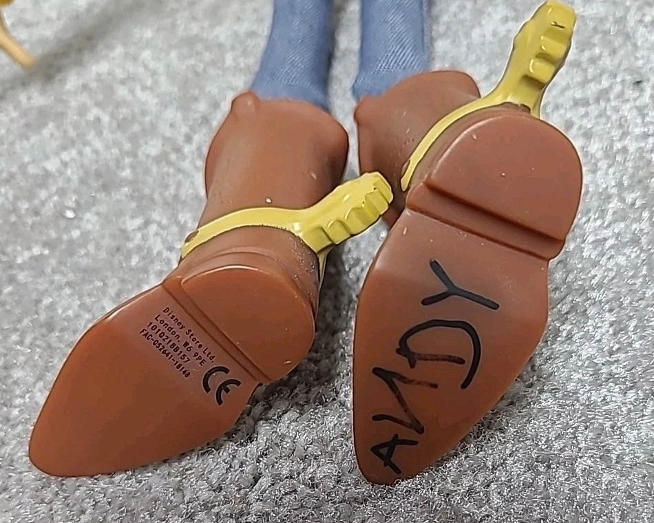 Muñeca Toy Story Sheriff Woody Tirador 16′′ con Sombrero SIN Pistola Usada en Excelente Condición Ultra-Detalle Foto 4 de 4