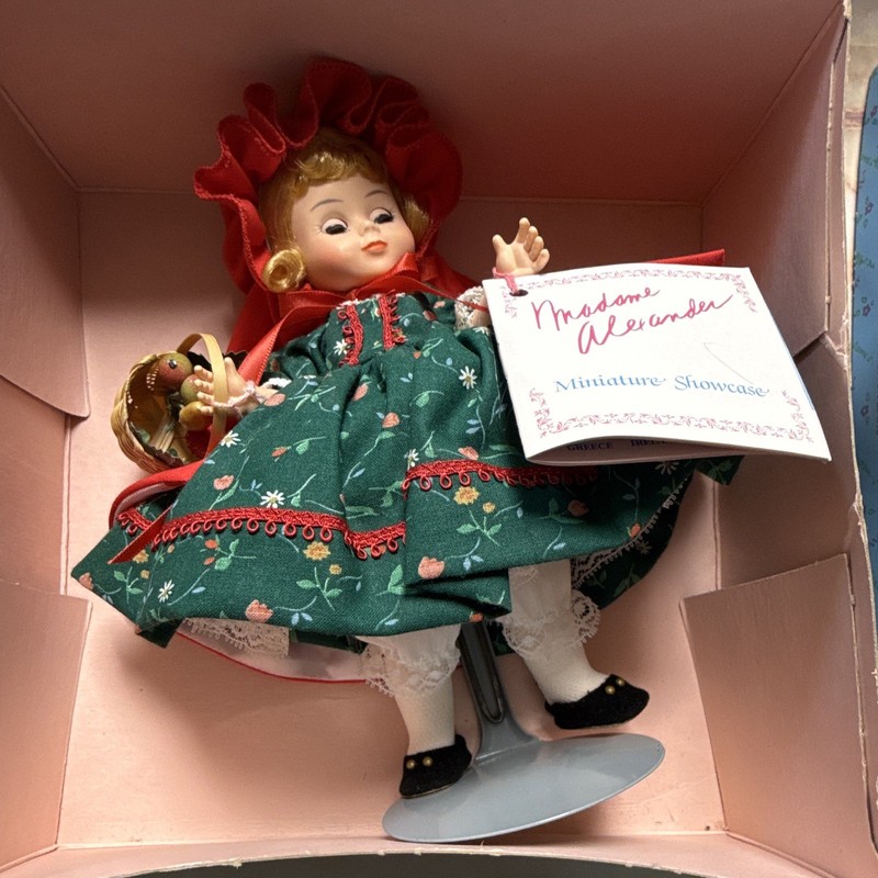Madame Alexander Miniature Showcase Red Riding Hood 8" Doll 1987 MPN 405