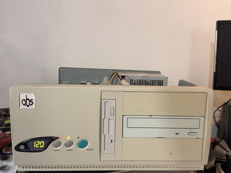 Wonderfully Basic Pentium 120 AT Desktop System - 32MB Ram - 1.5GB HDD Windows95