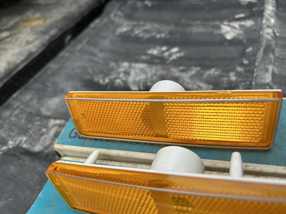 Lentes marcadoras laterales delanteras Pontiac Bonneville Catalina 1974 nuevas de stock - GM 912268 912267 Foto 3 de 4