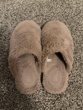 Stars Above Tan Fuzzy Slippers Women s Medium 7/8