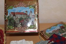 Puppenkleidung  für kleinere Püppchen in alter Blechdose Spieluhr