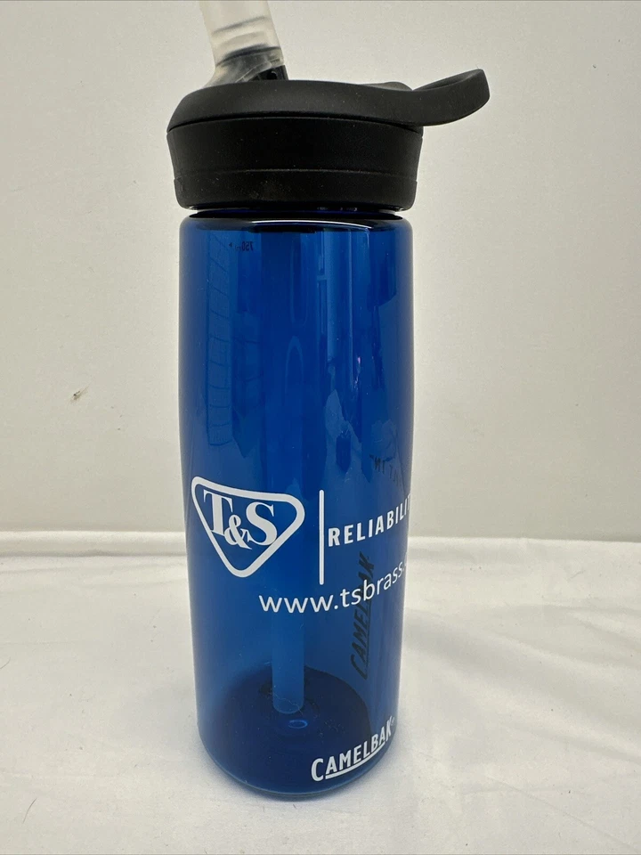 Garrafa de água T&S latão Camelbak 750 ml bebida de viagem azul flip top rápido nova - Imagem 2 de 4
