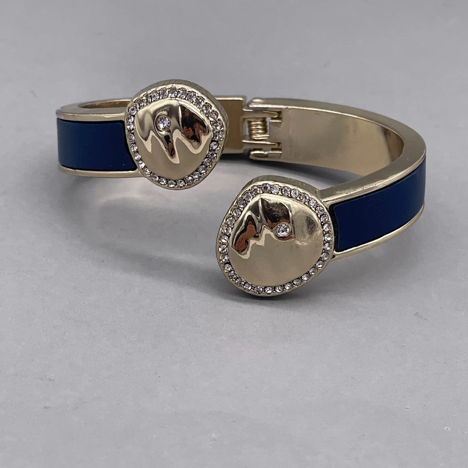 Brazalete con bisagras de diamantes de imitación del mercado negro de la Casa Blanca tono dorado azul Foto 2 de 4