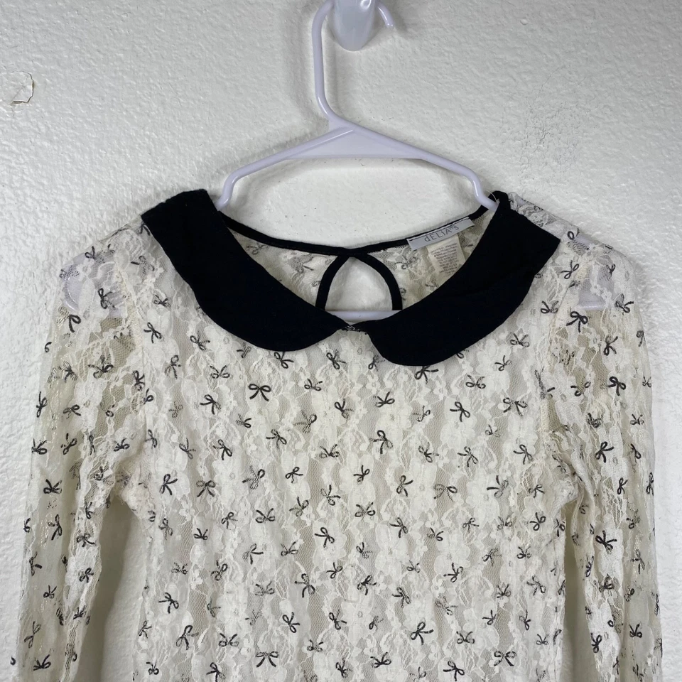 Top Delia's Juniors Blanco Talla S Mangas Largas Encaje Estampado Lazo Semi Transparente Twee Gótico Foto 4 de 4