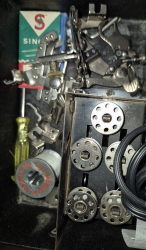 Singer 221 Featherweight Sewing Machine Made In 1948 With Buttonhole Attachment - Picture 13 of 21