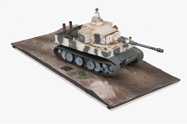 912042B Fuerzas del Valor Sd.Kfz.181 Tigre 1/32 Modelo #100 Ejército Alemán sPzAbt 502 Foto 2 de 2