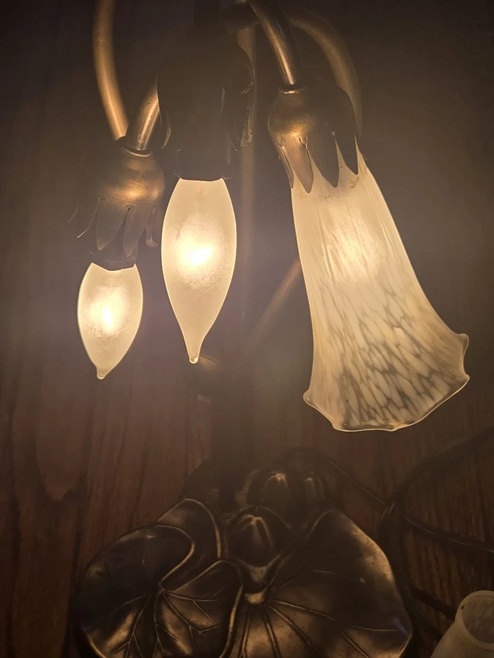 Tiffany Style Pond 3 Lily White Accent Table Lamp MCM Inspired 16” Tall - Image 4 of 4