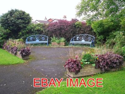 FOTOSITZGRUPPE RAVENGLASS VILLAGE ES GIBT NOCH MEHRERE WEITERE BÄNKE WIE DIESE