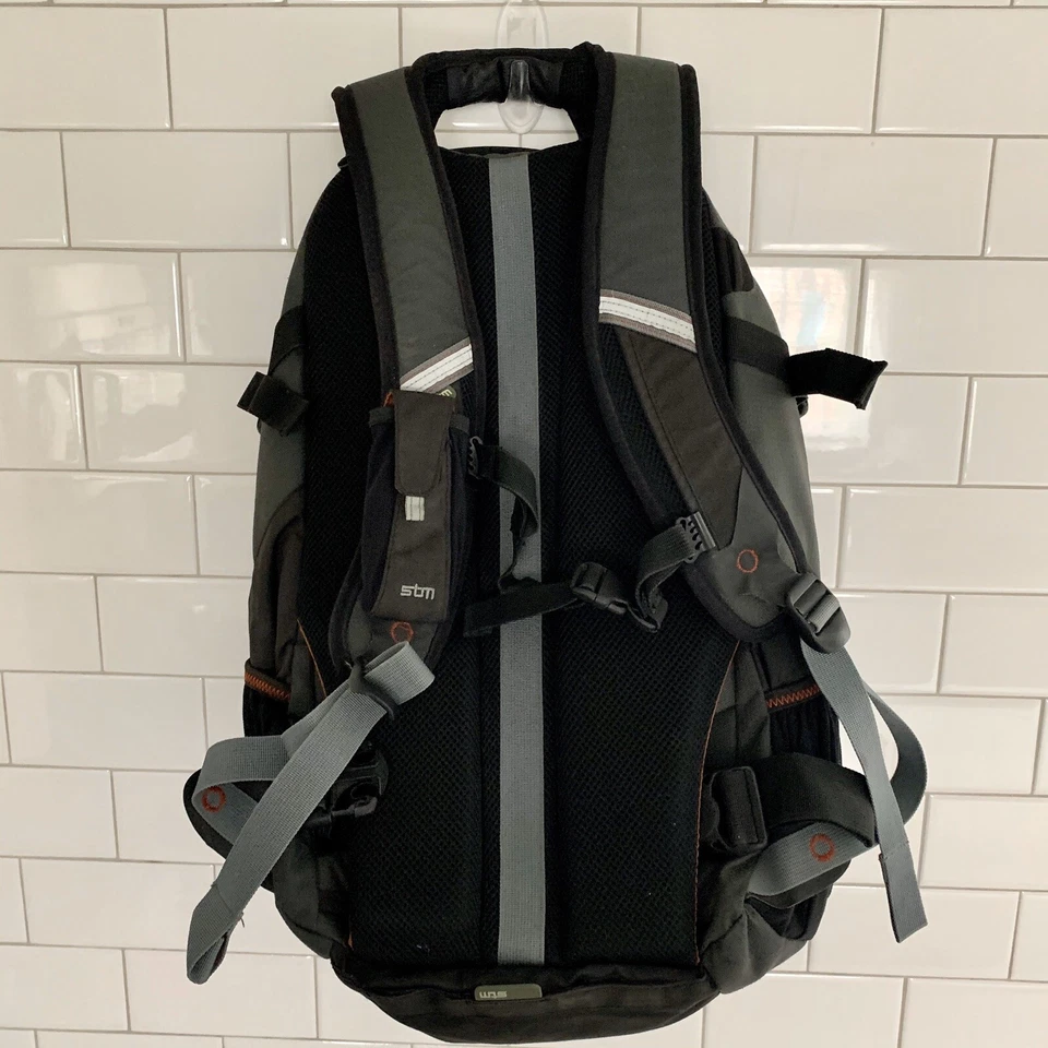 Mochila de Viaje STM Evolution Mediana M Laptop Gris Negra Acolchada Estudiante Trabajo Foto 2 de 4