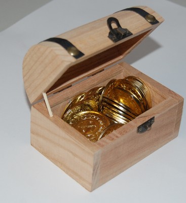 mit kleinen Edelsteinen gef/üllt Schatzkiste aus Naturholz mit Aufdruck