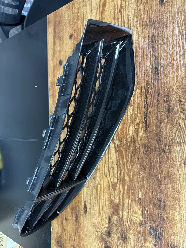 2013-2015 AUDI RS5 LOWER RIGHT PASS. SIDE FRONT BUMPER GRILLE OEM 8T0807682F - Image 4 of 4