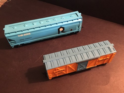 HO Scale L.N.P. & W. Cattle Car + 50' Plug Door Box Car - Picture 2 of 2