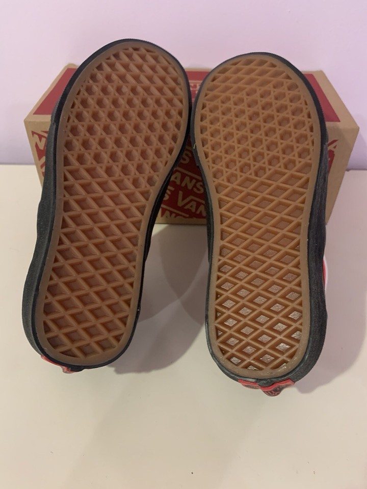 Vans "Classic SlipOn" Sneakers (Black/Black) Men's /Woman’s Unisex Low