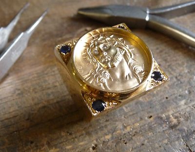 Chevalière carré Christ en or jaune avec saphirs, diamants