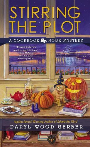 Daryl Wood Gerber Stirring the Plot (Tascabile) Cookbook Nook Mystery