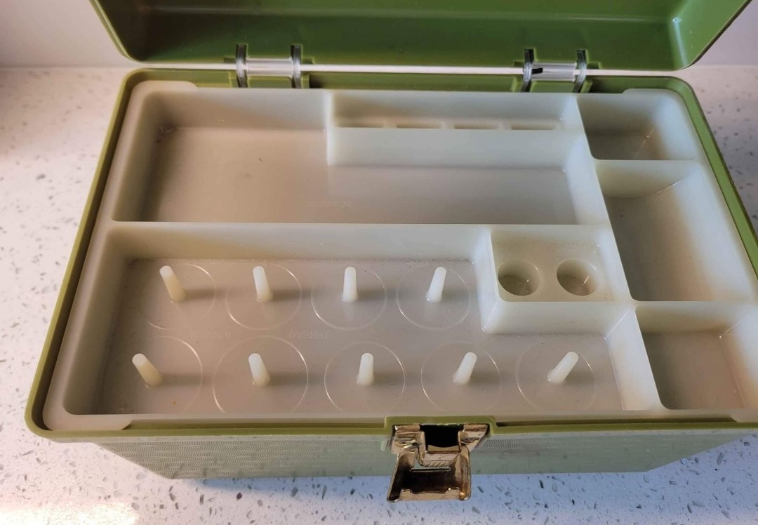 vintage "wil-hold wilson mfg" green sewing box with 1 removable tray