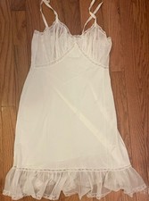 Vintage VANITY FAIR, lacy white full slip Sz 32 Ruffled Bottom