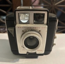 VINTAGE KODAK 'BROWNIE' TWIN 20 CAMERA