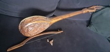 GUSLE GUZLA CITHARE ANCIEN EN BOIS SCULPTE ANTILOPE ET FLEURS AVEC ARCHET 98 CM