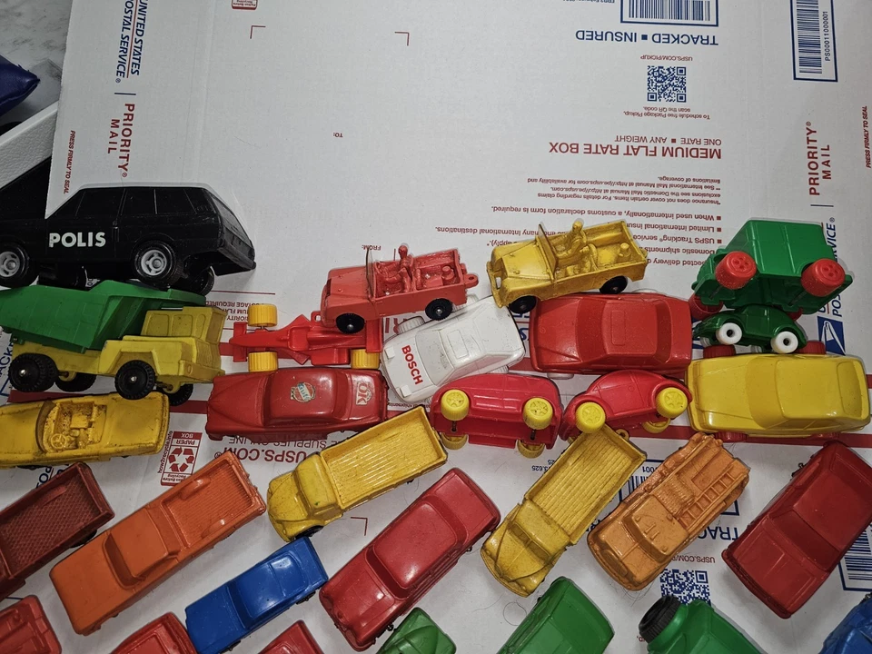 LOTE 36 PIEZAS COCHES DE GOMA EUROPEOS DE COLECCIÓN CON CAMIÓN ALEMANIA SUECIA FINLANDIA NORUEGA Foto 4 de 4