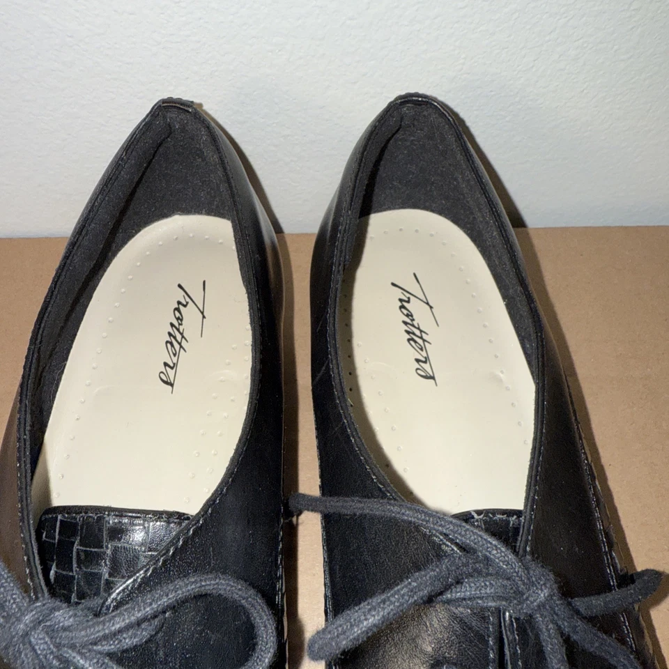 Mocasines Trotters Oxford Lizzie espiga cuero negro para mujer 13-estrechos Foto 4 de 4