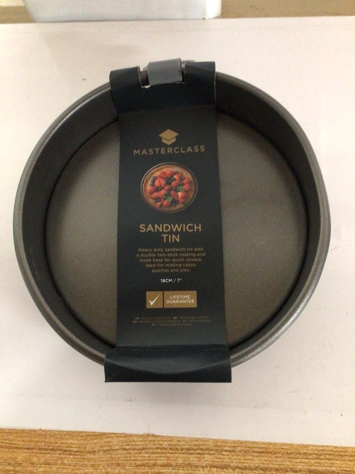 MasterClass KCMCHB22 18cm Loose Based Sandwich Tin with PFOA Non Stick, Robust 1