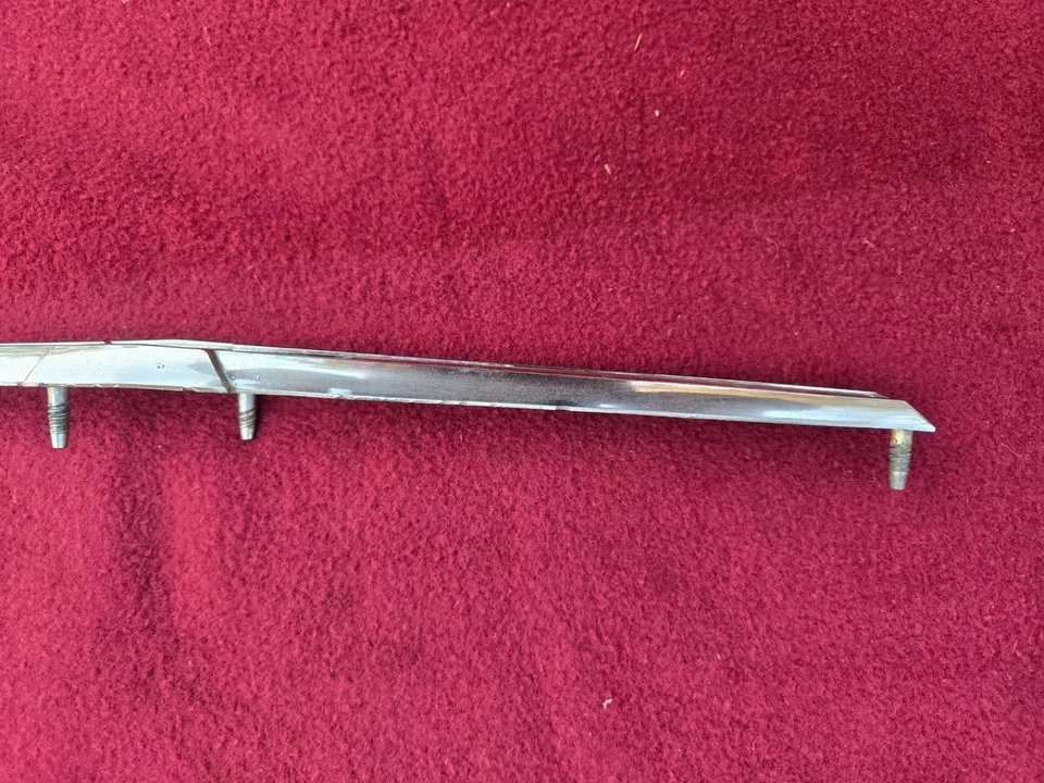 Chevrolet Impala 1965 emblema de maletero y bisel Foto 4 de 4