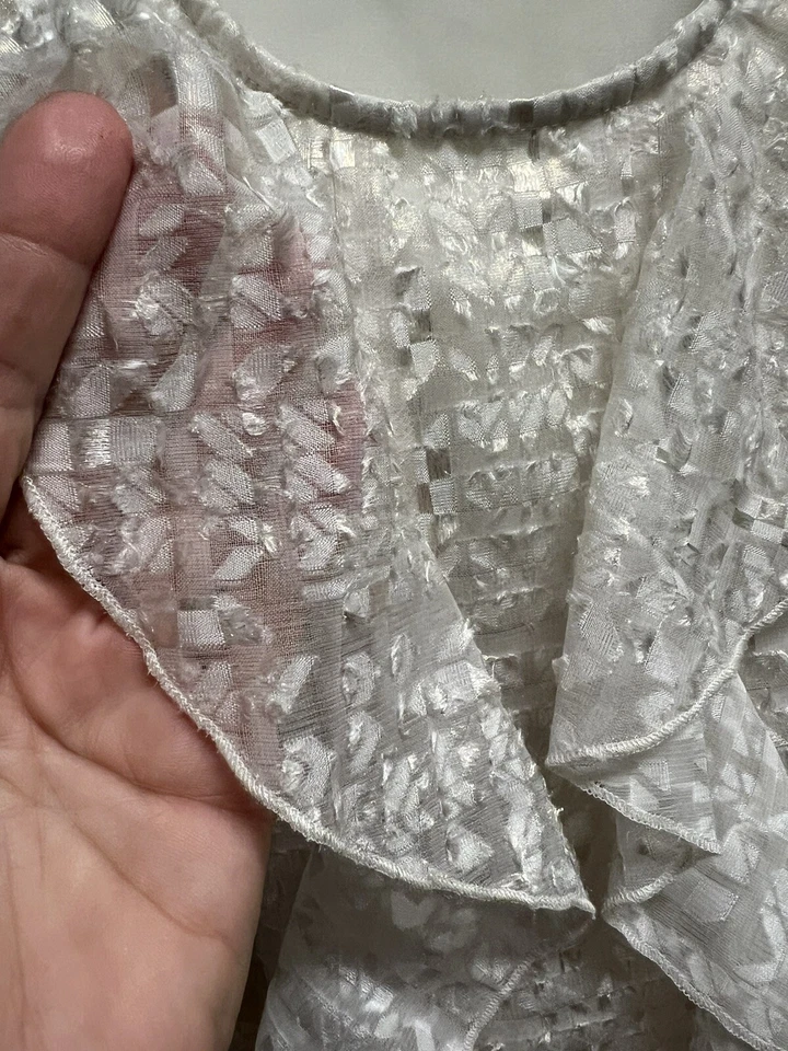 Top con volantes sin mangas The Limited Cream Shimmer talla Lg Foto 3 de 4