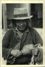 1987 Press Photo Elderly Tibetan holds and spins Yak wool in Lhasa, Tibet