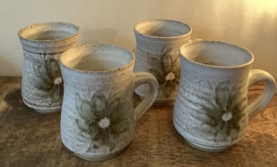 Vintage 4er Set Steingut Becher mit Blumenmuster gestempelt I