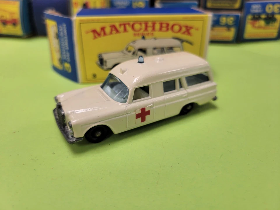 Ambulancia Mercedes Benz "Binz" Matchbox/Lesney #3 1968, con camilla Foto 2 de 4
