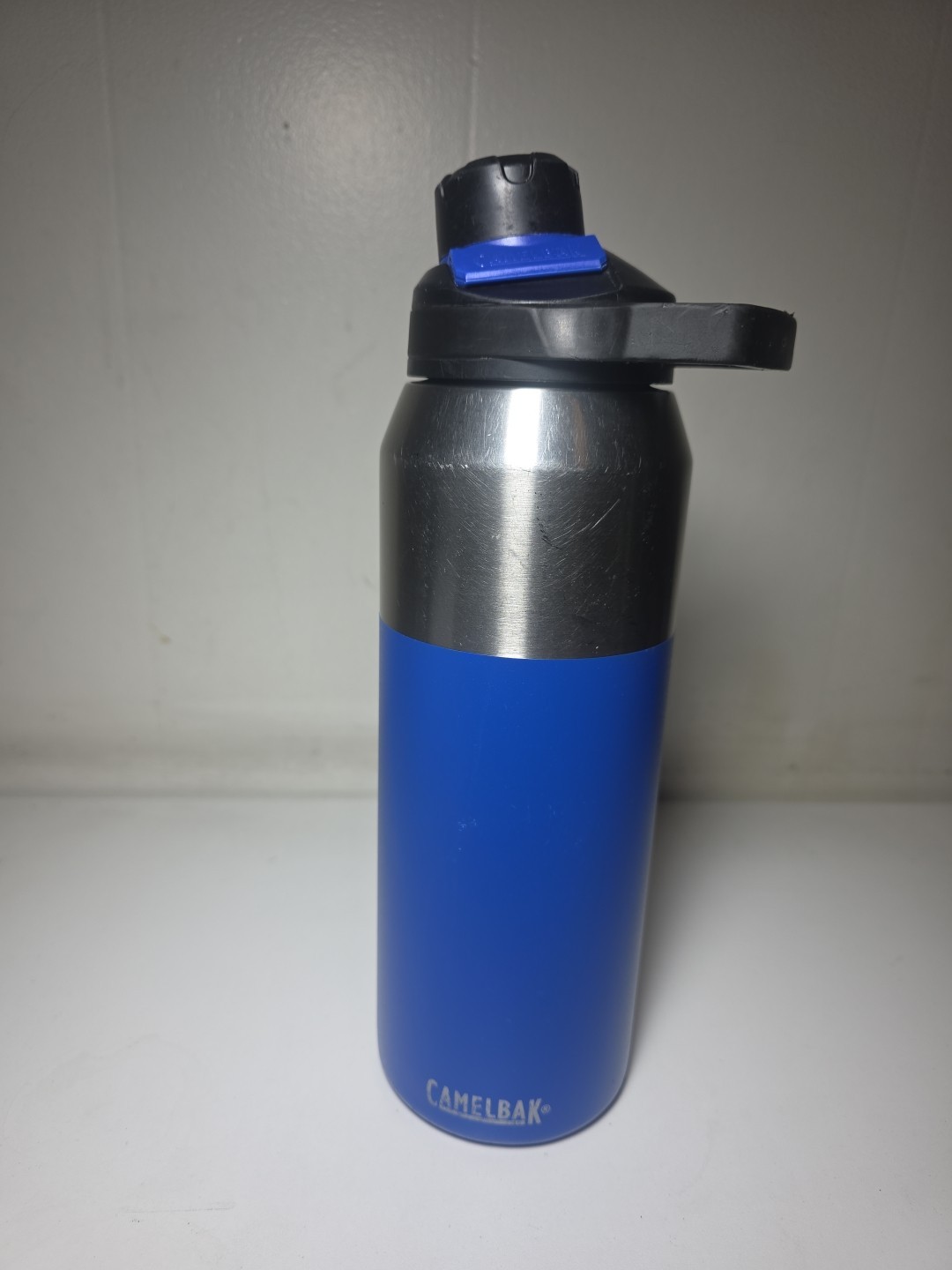 CamelBak Chute Mag Vacuum Stainless Water Bottle 20oz, Blue-Black & Silver 