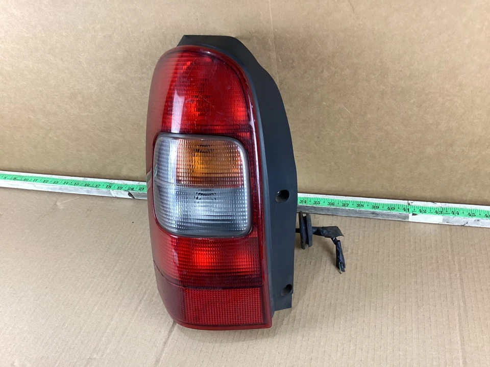 Conjunto de luz trasera izquierda Chevrolet Venture 1997-2005 10406611 Foto 2 de 4