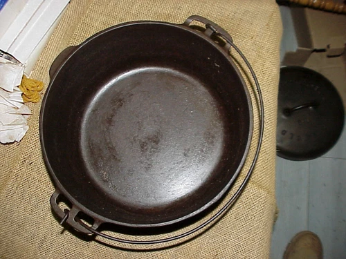 Stylized Logo - Wagner Ware Sydney O - 1268 H -  Cast Iron Dutch Oven