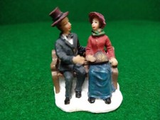 Grandeur Noel Villaggio Vittoriano Coppia Su Panchina Natale 2003 Ricambio