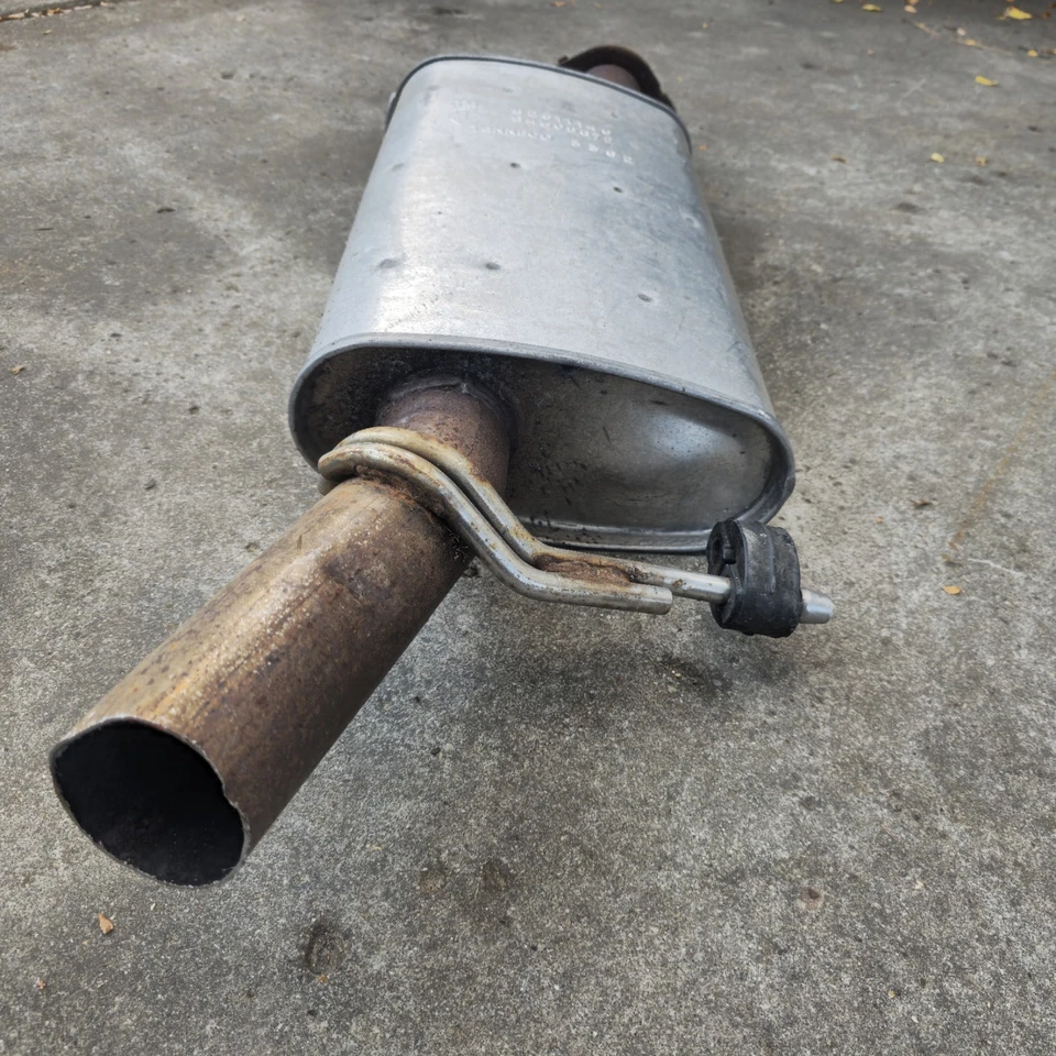 Silenciador/resonador de escape medio Chevy Traverse 2018-2024 OEM Foto 3 de 4