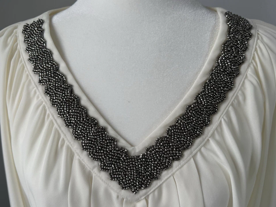 Blusa Alfani Cuentas Cuello en V Marfil/Crema Ribete Festoneado Manga Larga Talla 6 Foto 4 de 4