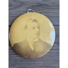 Foto antigua de 6"" redonda estilo botón de hojalata retrato de hombre vestido con sepia Dapper