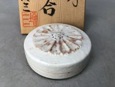 Y8058 BOX Shino-ware signed box Japan antique incense container fragrance aroma