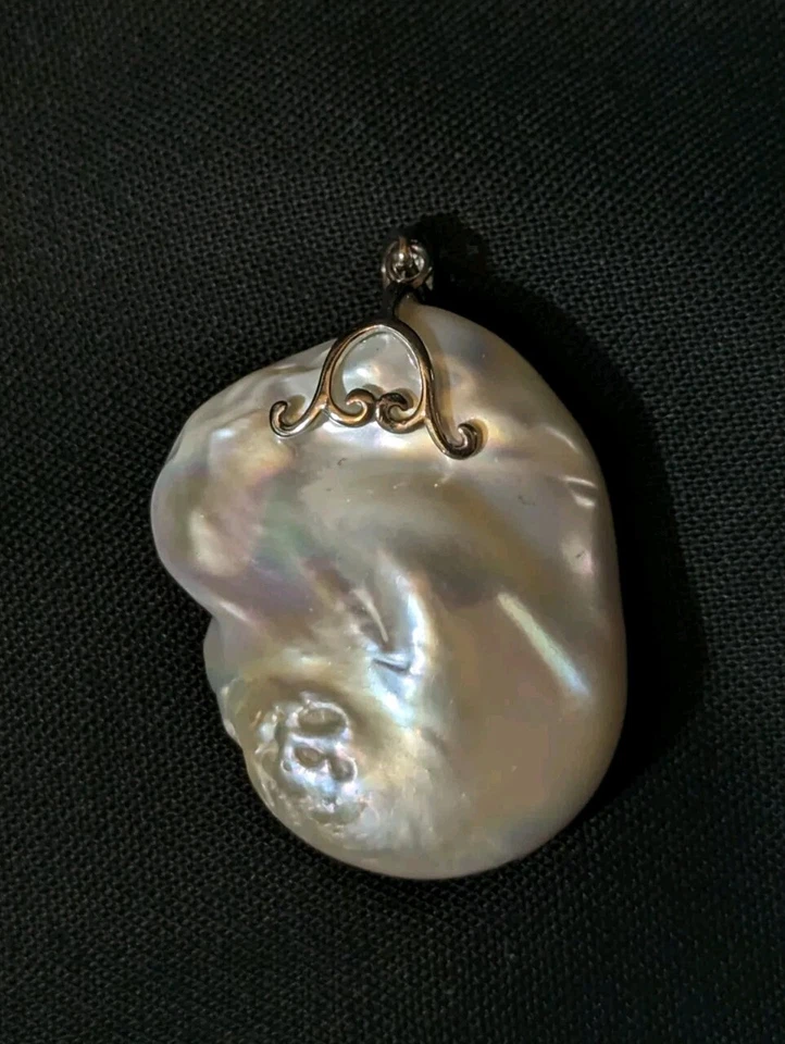Hermoso colgante de perlas barrocas de forma orgánica y enchapado en rodio de ley Foto 2 de 4