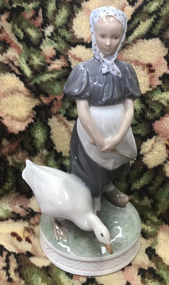 Figura Royal Copenhagen - Niña con ganso - 527 - Azul oscuro - 91/4 pulgadas Foto 2 de 4